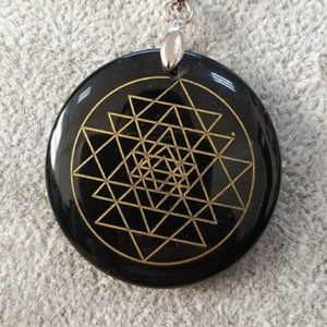 Collier pendentif en obsidienne naturelle fleur de vie et cercle magique divinations sri yantra triqueta metatrone 4